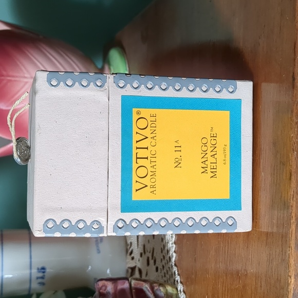 Votivo Aromatic Candle Mango Melange NIP - Picture 1 of 3